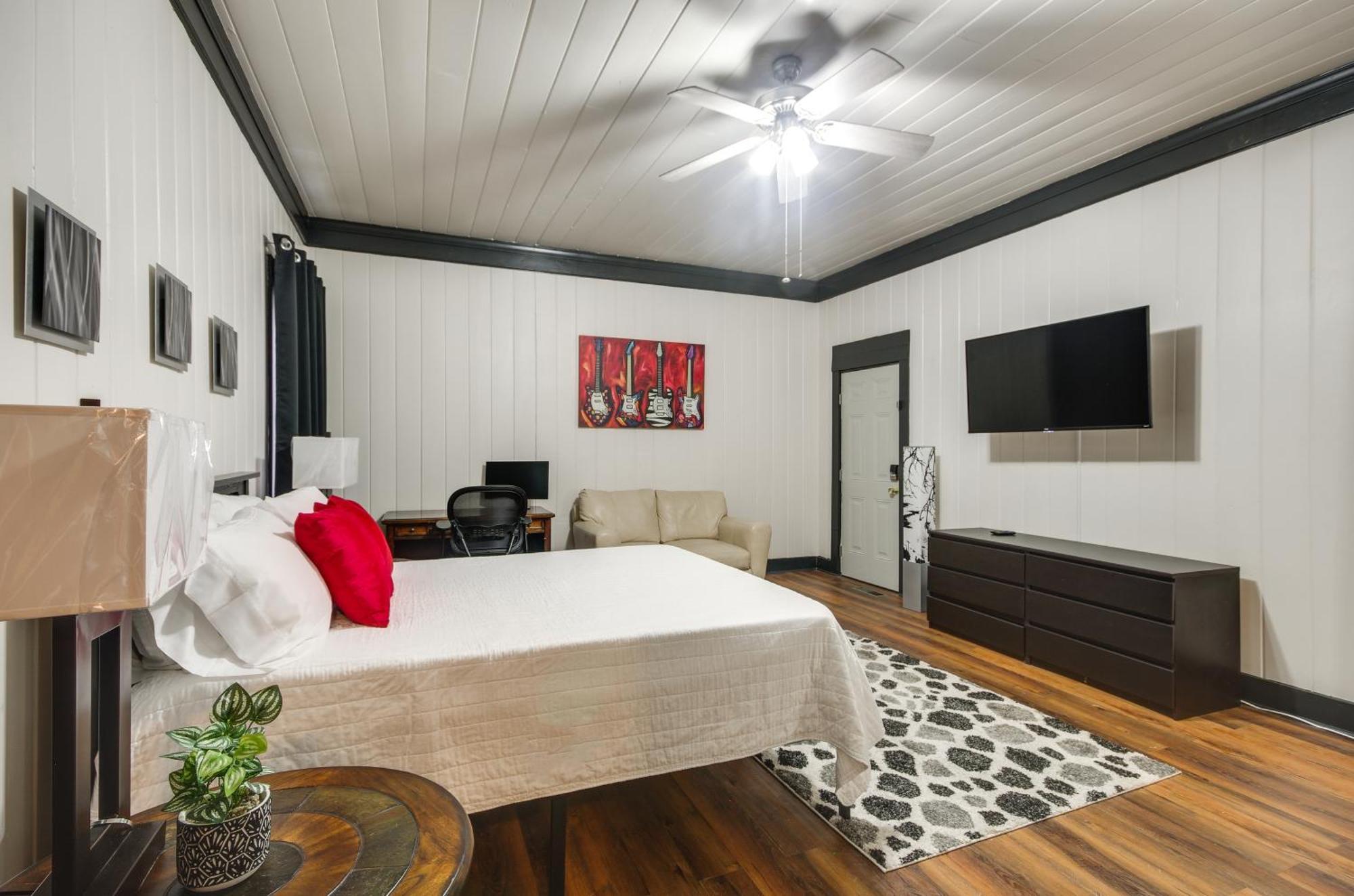 Modern Greenwood Studio Less Than 1 Mi To Downtown! 외부 사진