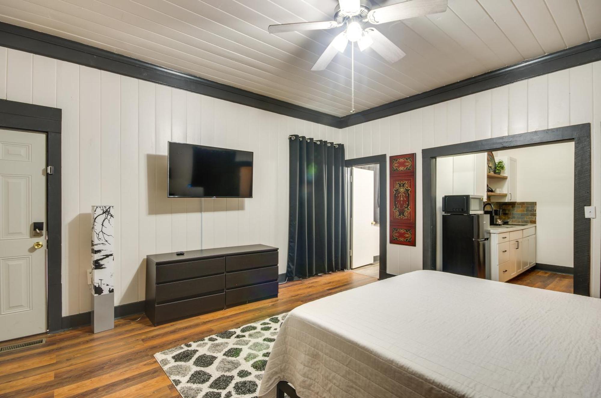 Modern Greenwood Studio Less Than 1 Mi To Downtown! 외부 사진