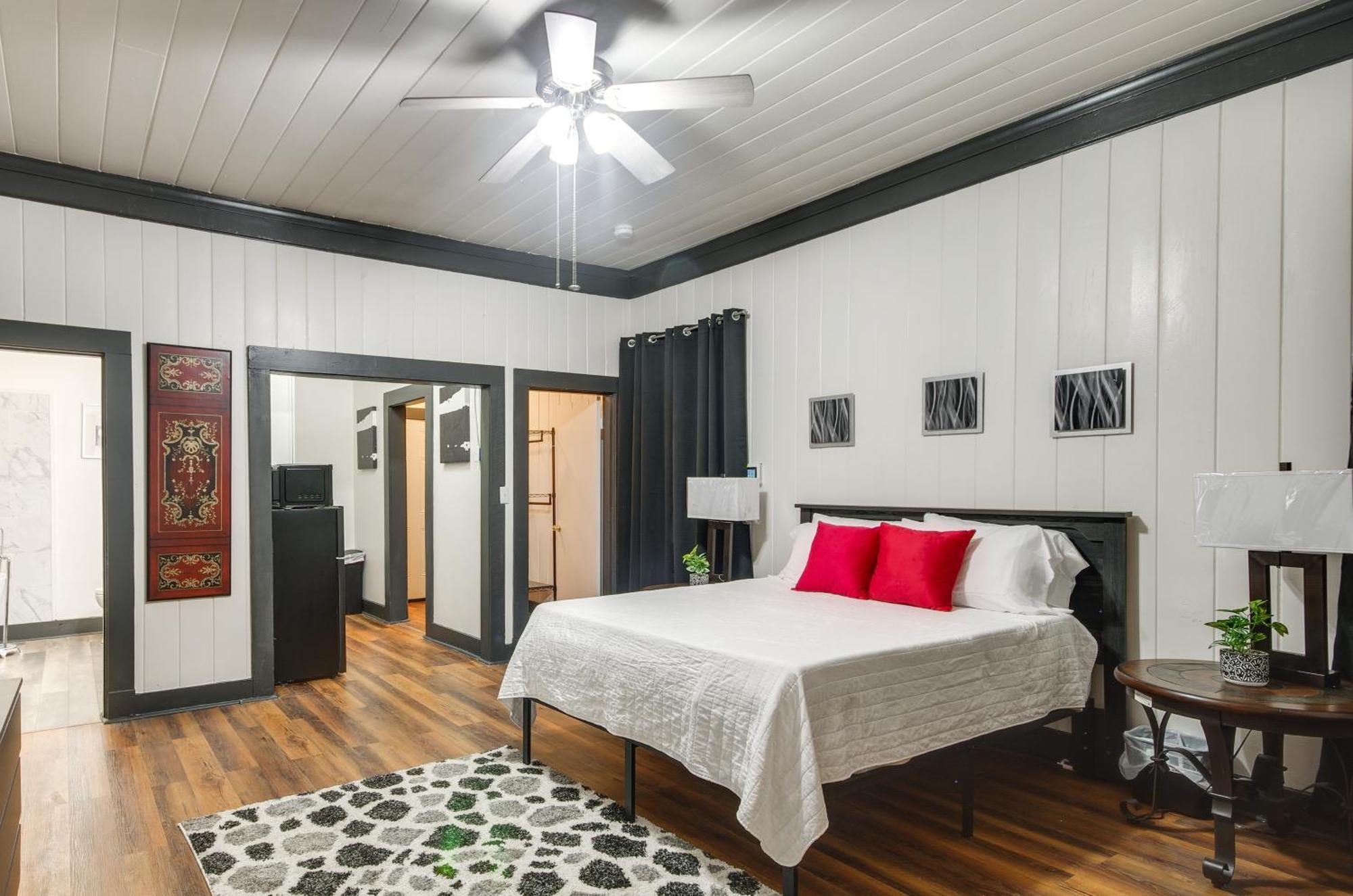 Modern Greenwood Studio Less Than 1 Mi To Downtown! 외부 사진