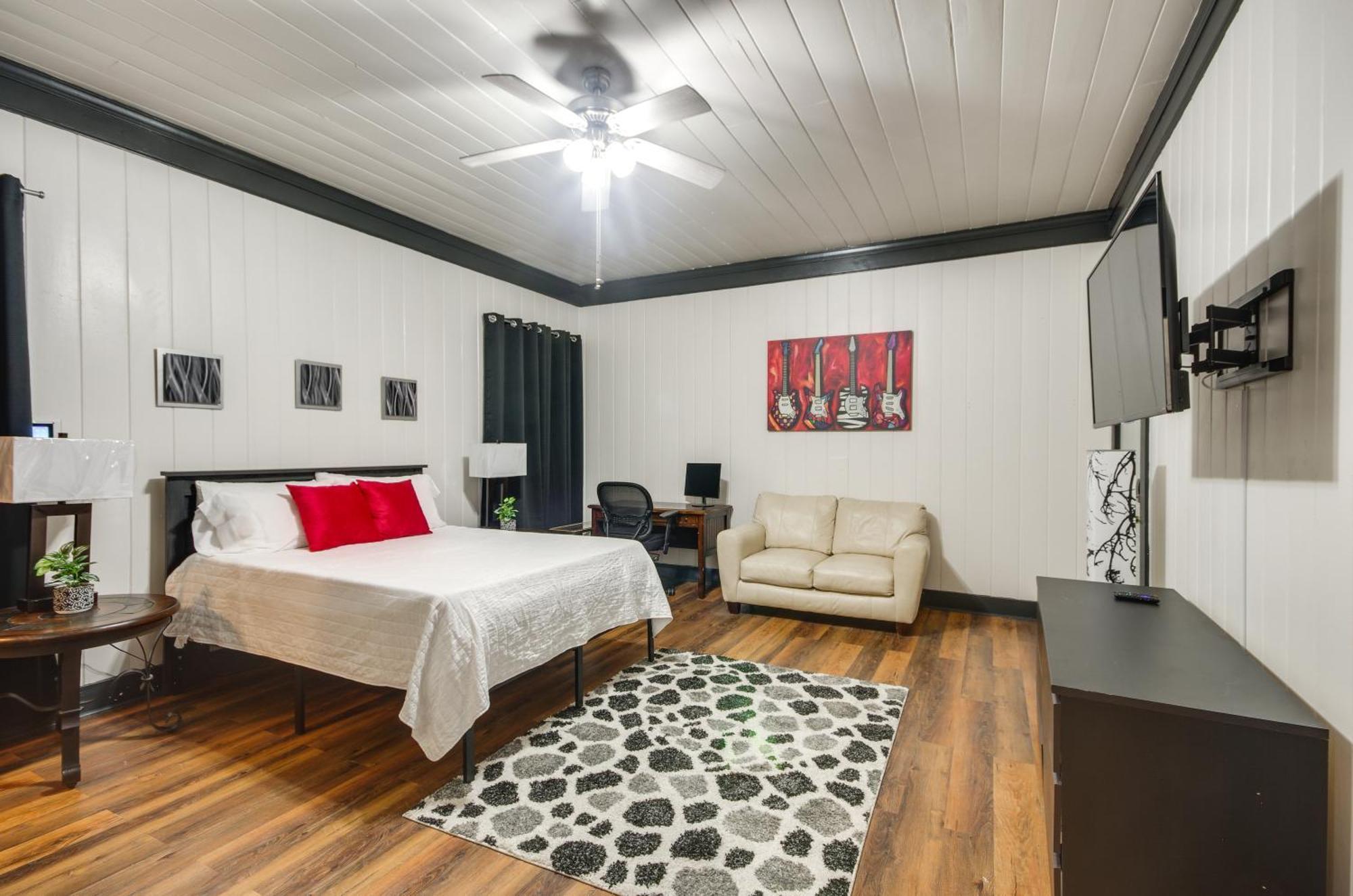 Modern Greenwood Studio Less Than 1 Mi To Downtown! 외부 사진