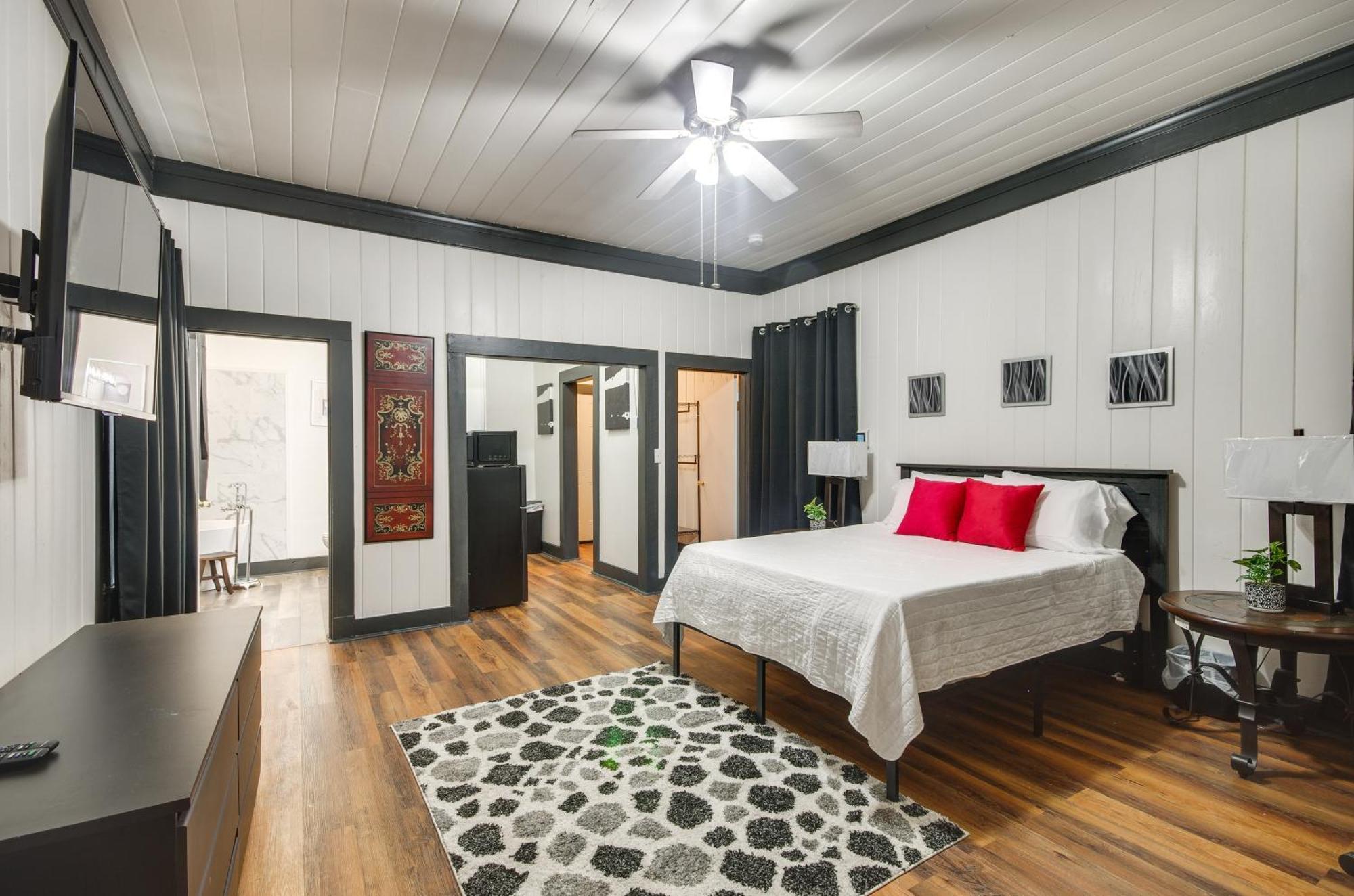 Modern Greenwood Studio Less Than 1 Mi To Downtown! 외부 사진